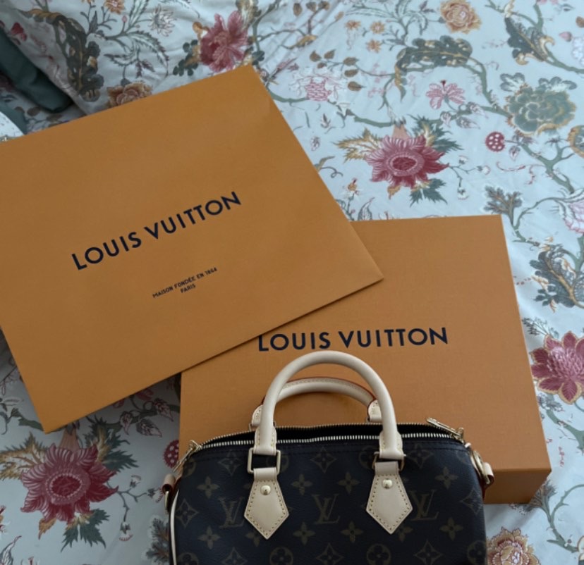 Louis Vuitton — Vue 2 Louis Vuitton — Vue 2