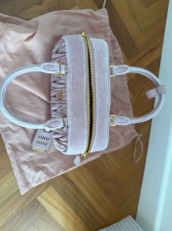 Miu Miu — Vue 4 Miu Miu — Vue 4