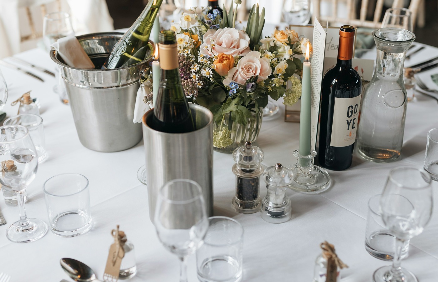 Comparativa visual de capacidad recomendada por tipo de mesa en una boda