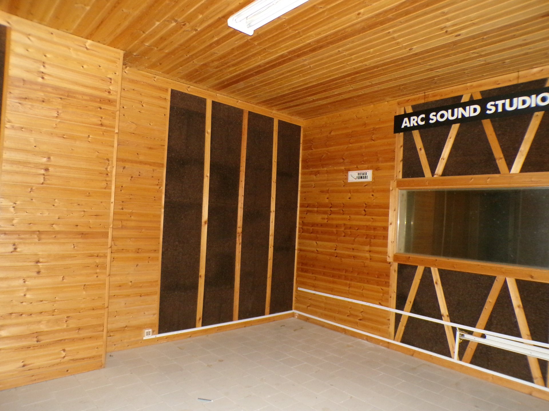 Alghero in via Pierino Enrico, magazzino ad uso deposito di 150 mq 2