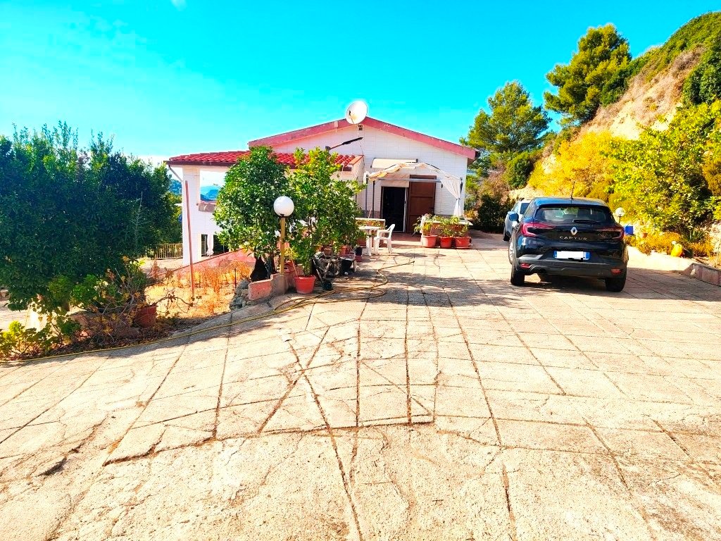 Villa a Magomadas in Vendita con giardino 2