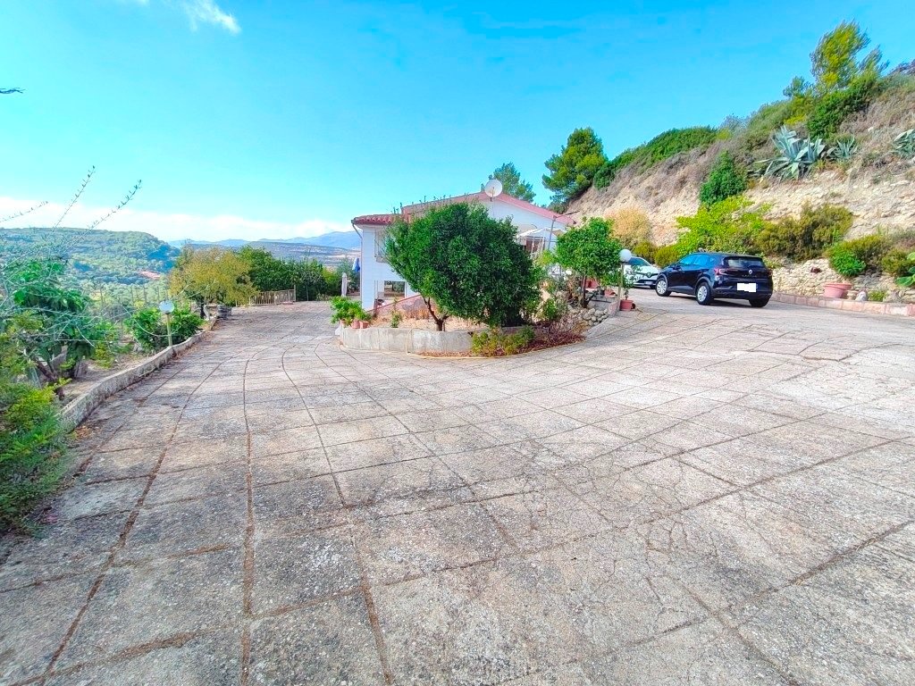 Villa a Magomadas in Vendita con giardino 3