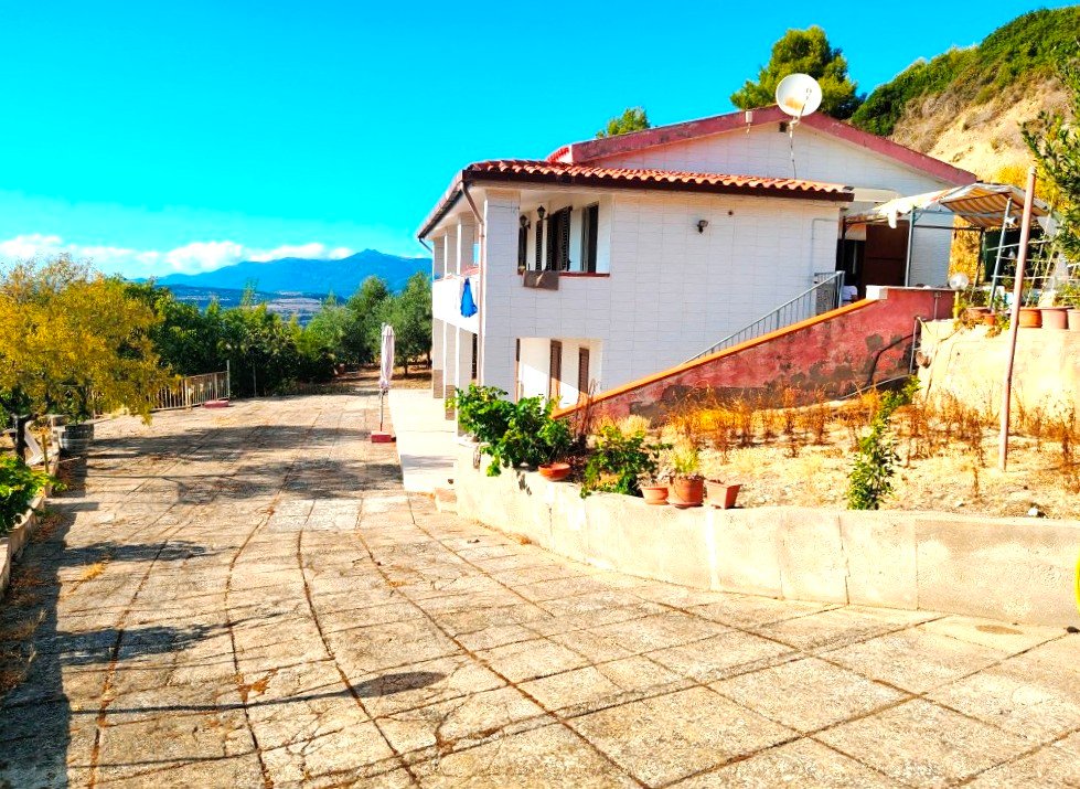 Villa a Magomadas in Vendita con giardino 4
