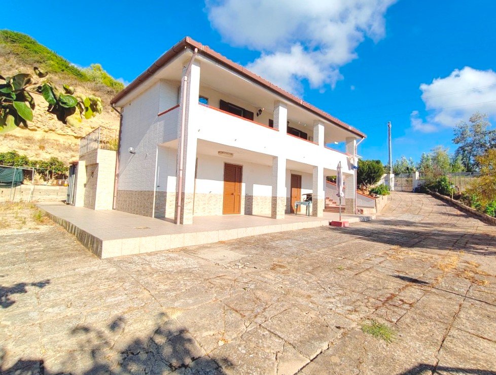 Villa a Magomadas in Vendita con giardino