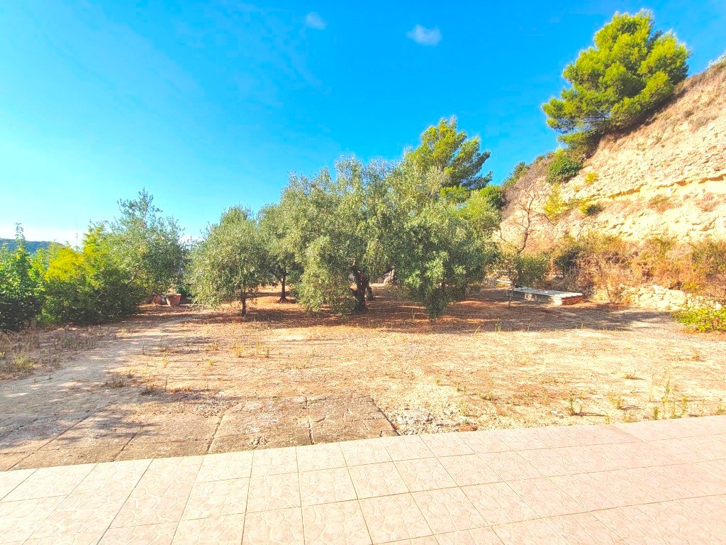 Villa a Magomadas in Vendita con giardino 22