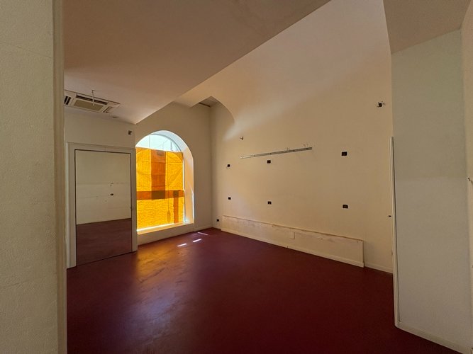 Via Luzzatti Locale Commerciale 10