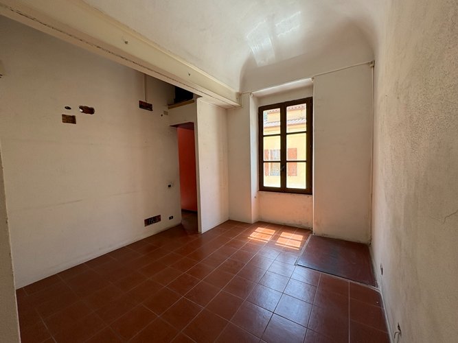 Via Luzzatti Locale Commerciale 25