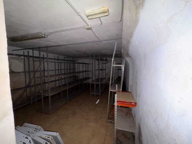 Via Luzzatti Locale Commerciale 28