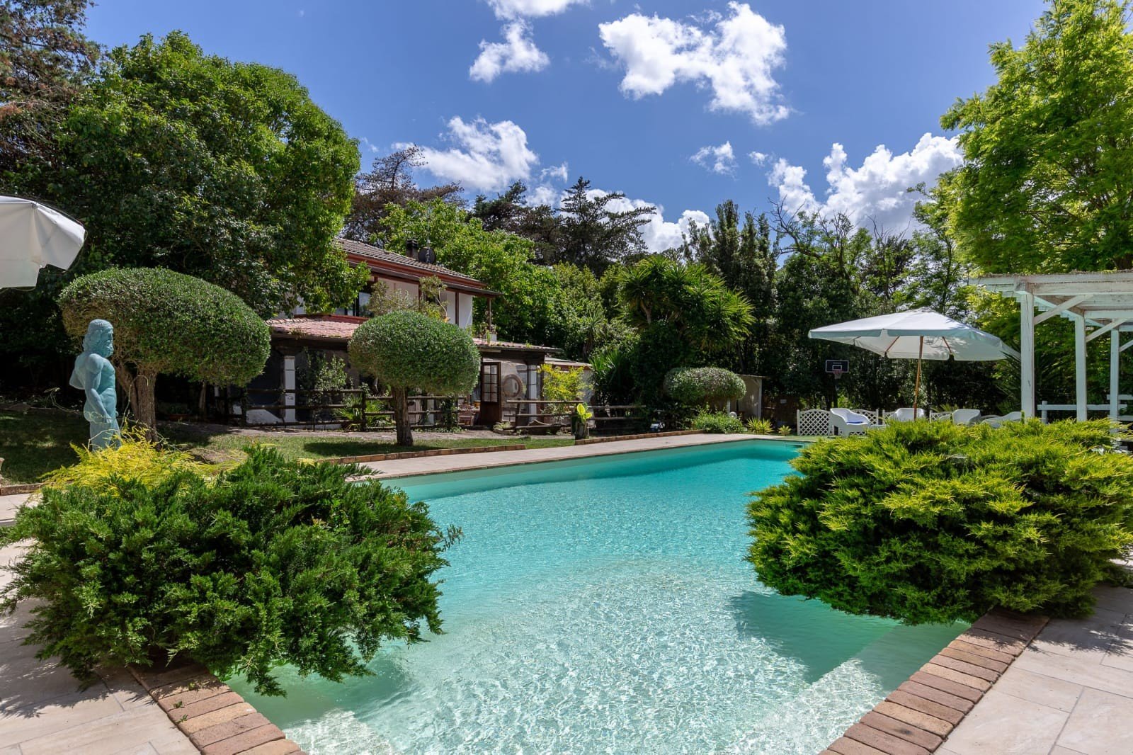 Villa a Sassari con piscina - Il rifugio perfetto per i tuoi eventi esclusivi o per una vacanza all’insegna del relax totale.