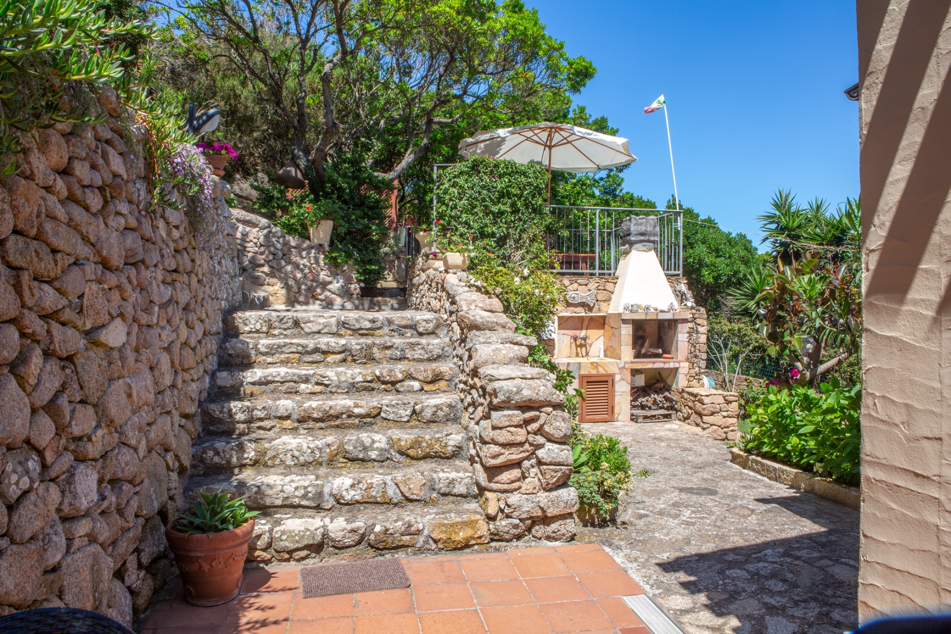 Villa a Santa Teresa Gallura in Vendita con giardino 13
