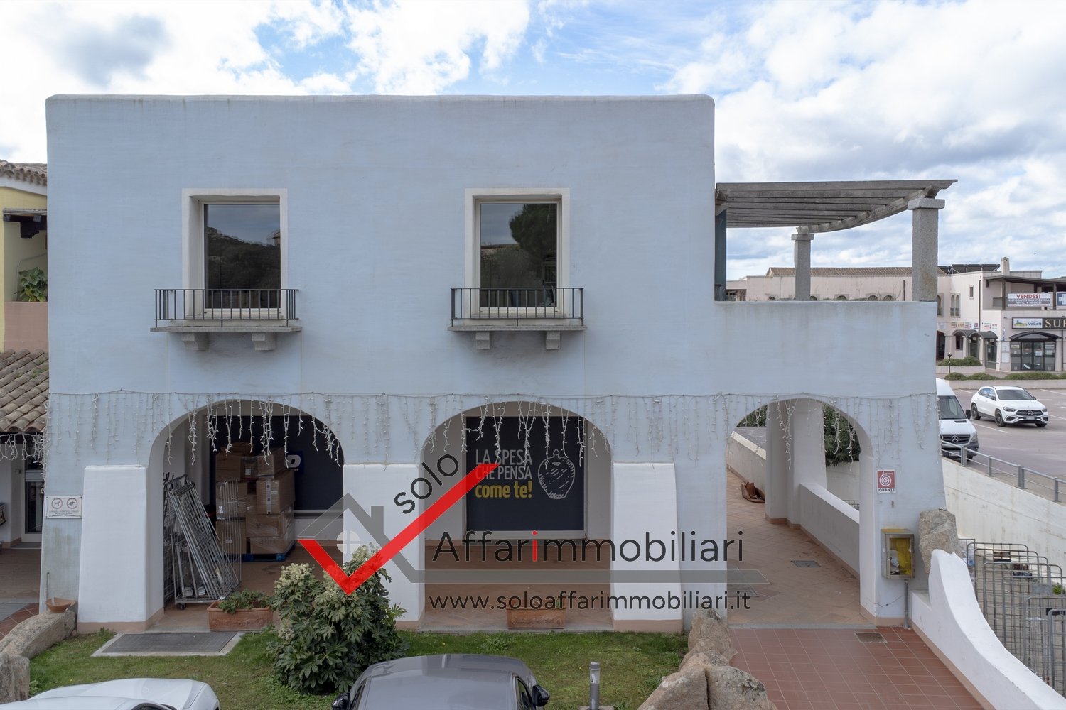 Locale commerciale a Arzachena in Vendita con veranda