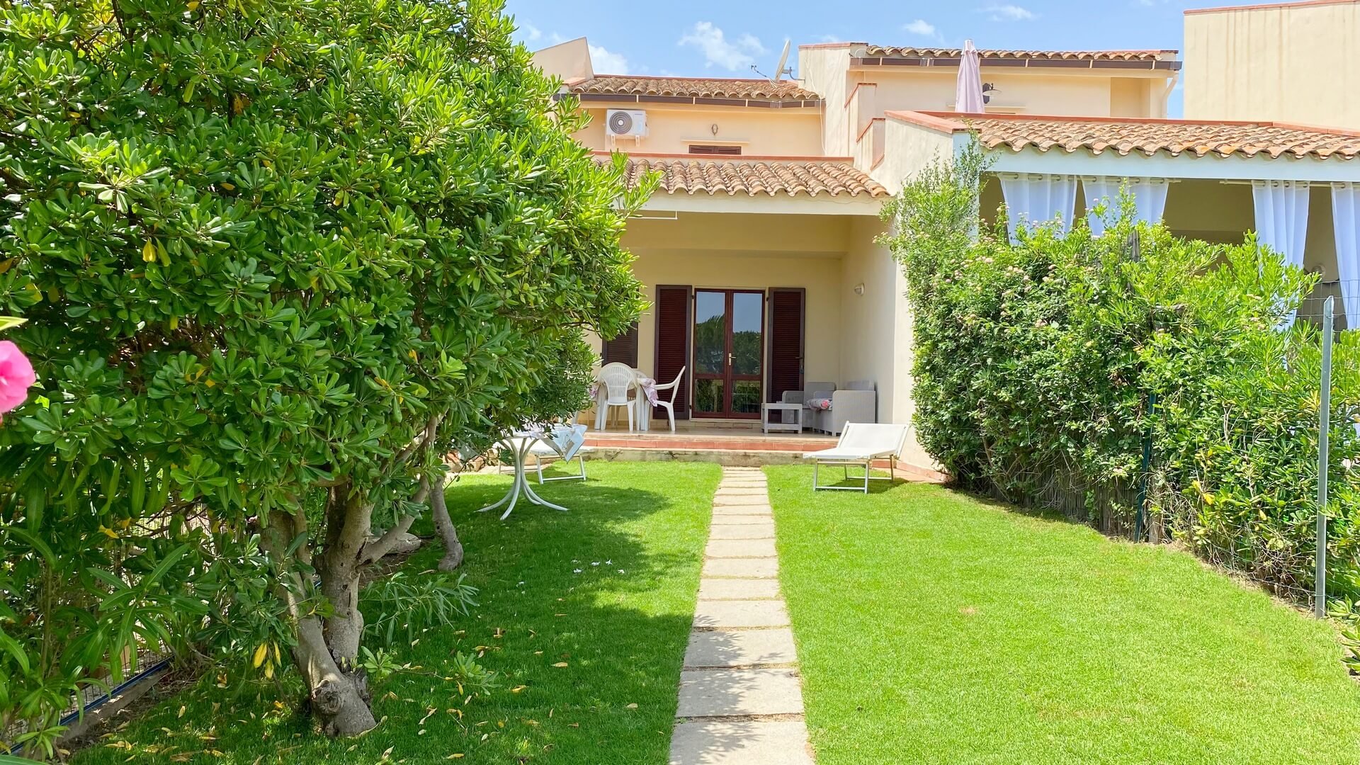 Villa a Costa Rei in Vendita con giardino