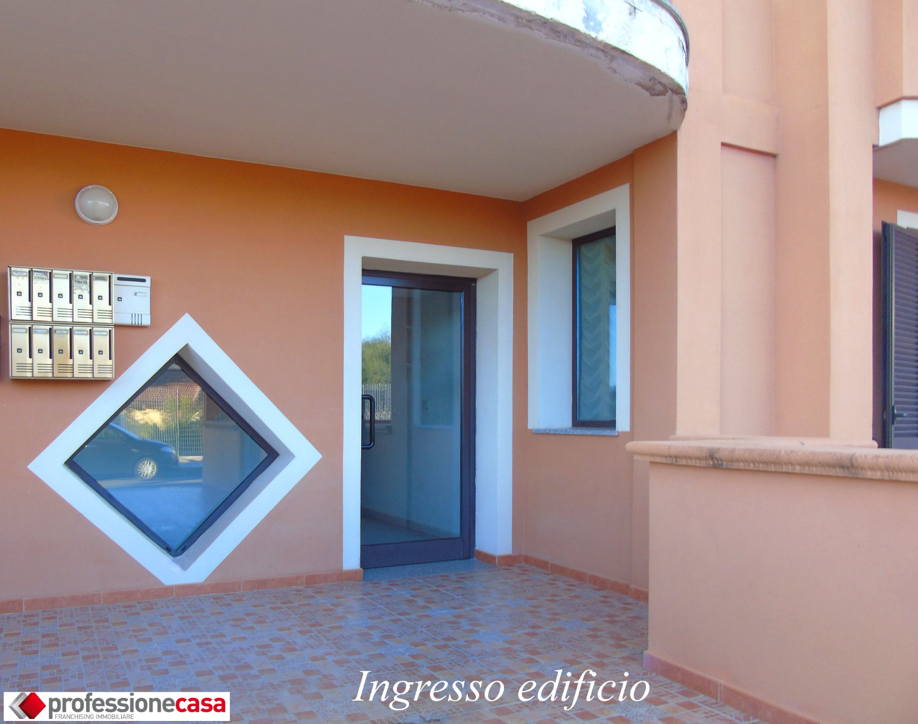 ABITAZIONE con AMPIA cantina e posto auto. 