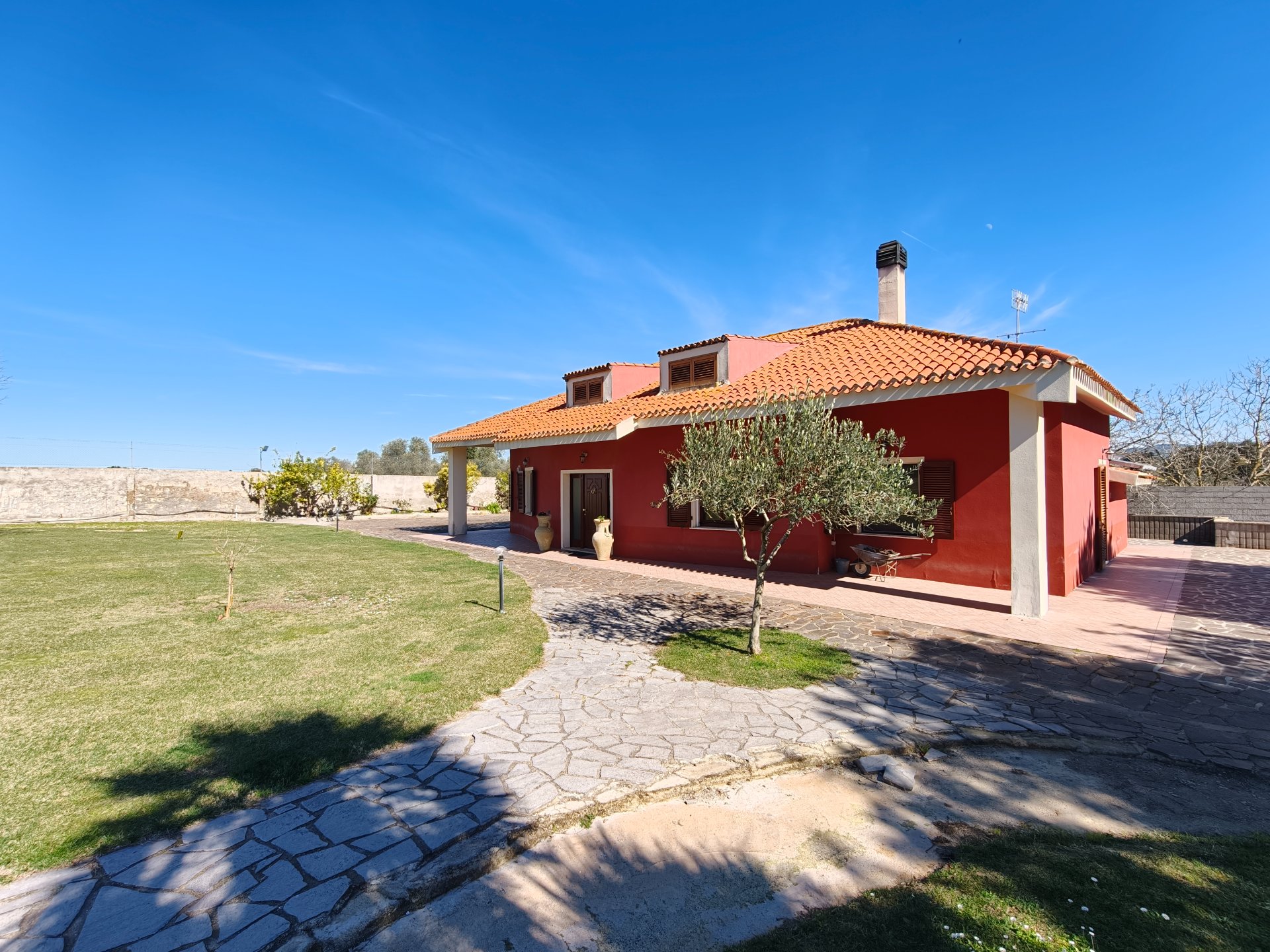 Villa a Sassari in Vendita con giardino