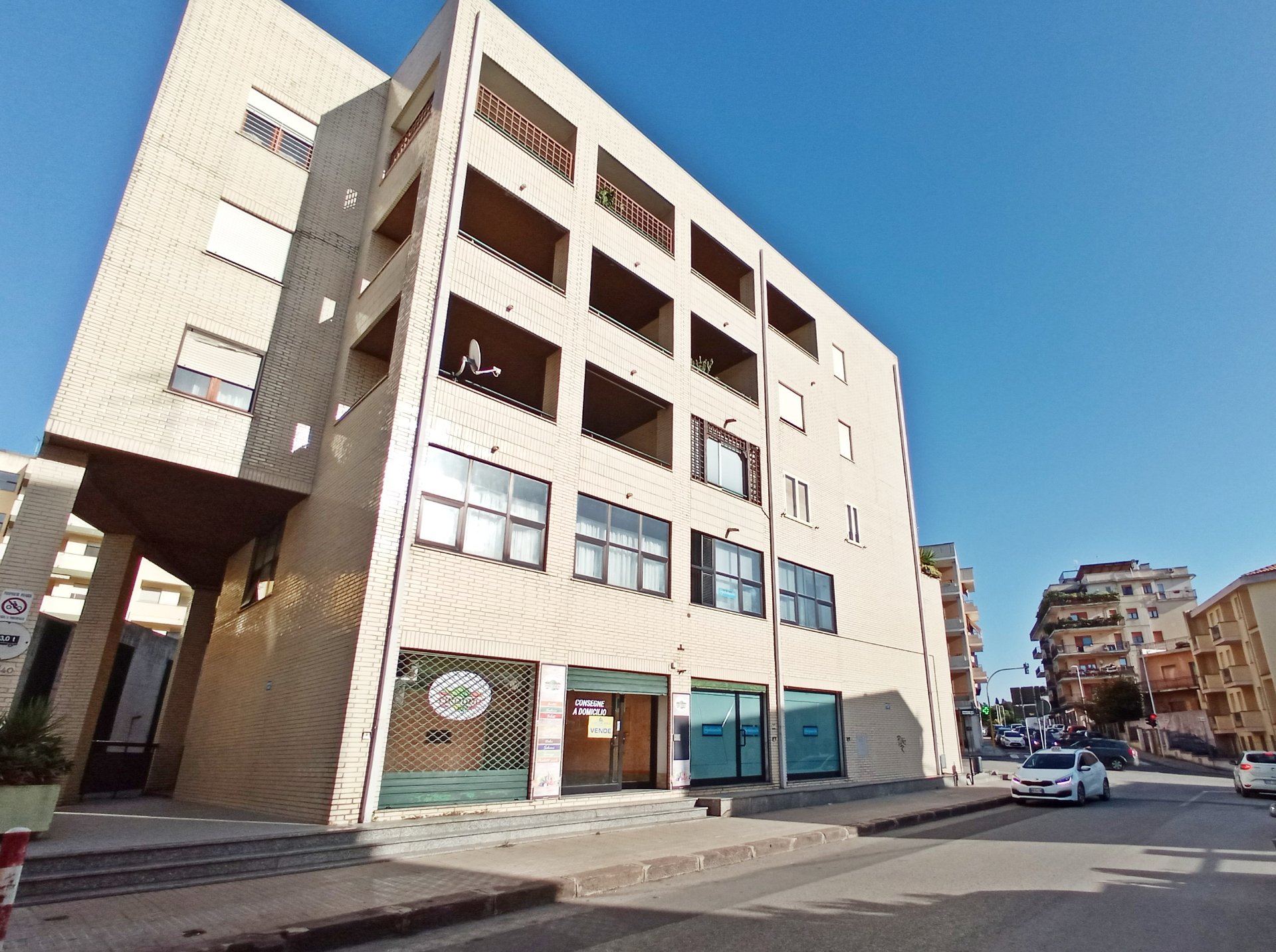 Locale commerciale in Via Savoia