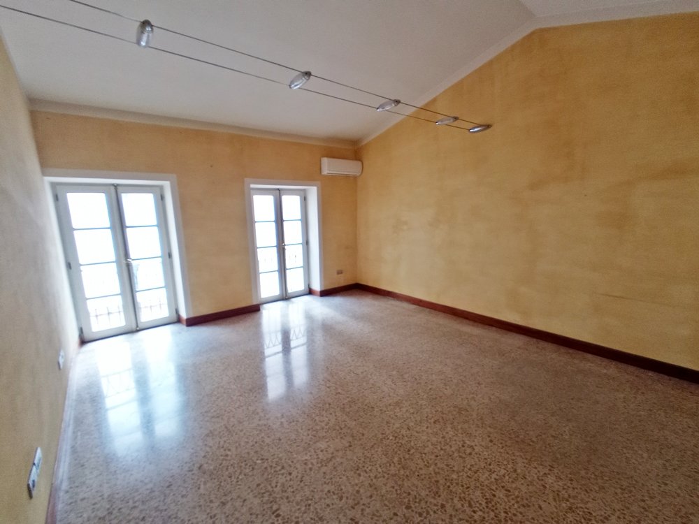 Intera palazzina uso ufficio - Via Spano 20