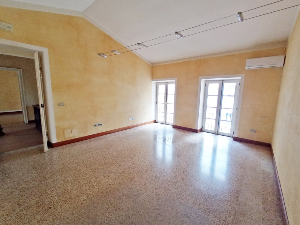 Intera palazzina uso ufficio - Via Spano 21