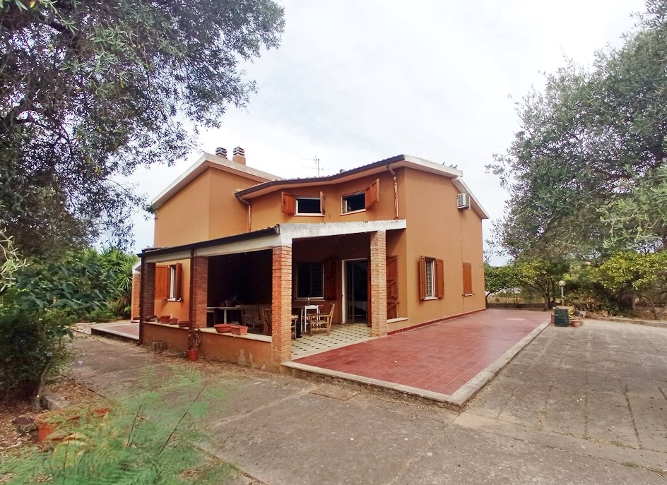 Villa a Sassari in Vendita con giardino