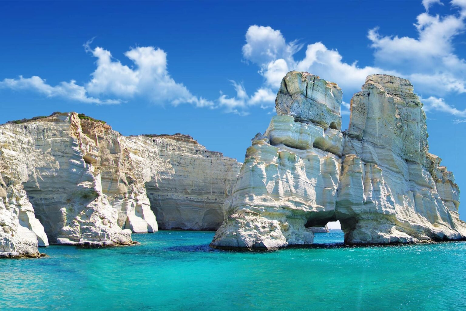 Sailing at Milos – A Sailor’s Dream of Hidden Coves and Turquoise Waters on Cyclades cruise
