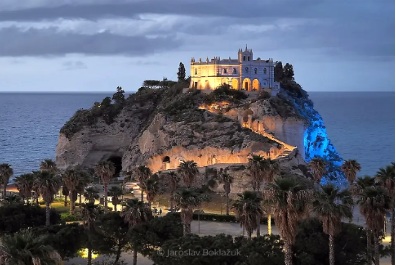 Sailing at Tropea on The Siren's Wake