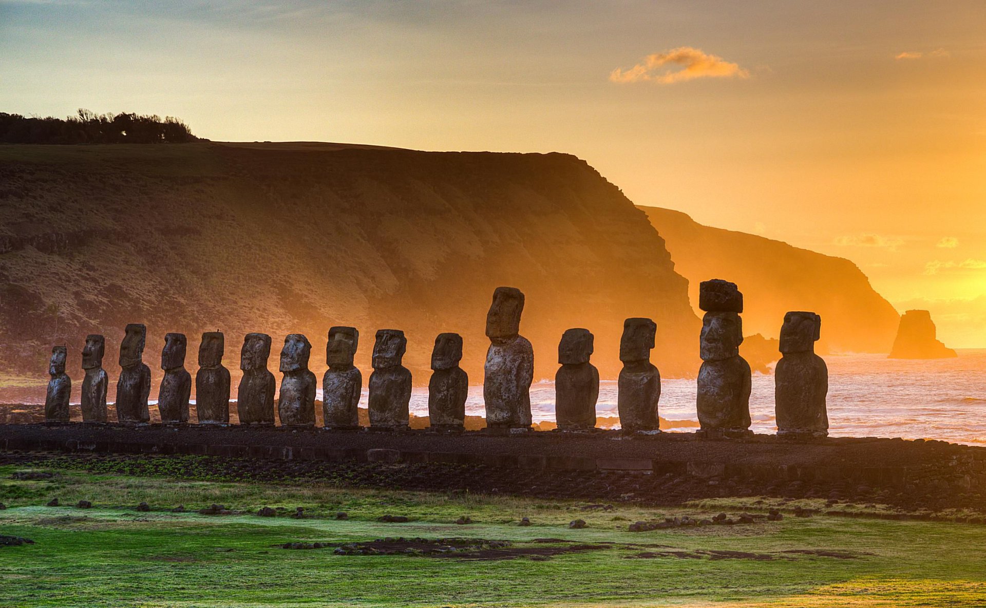 Sailing at Easter Island on Southern Ocean 2200
