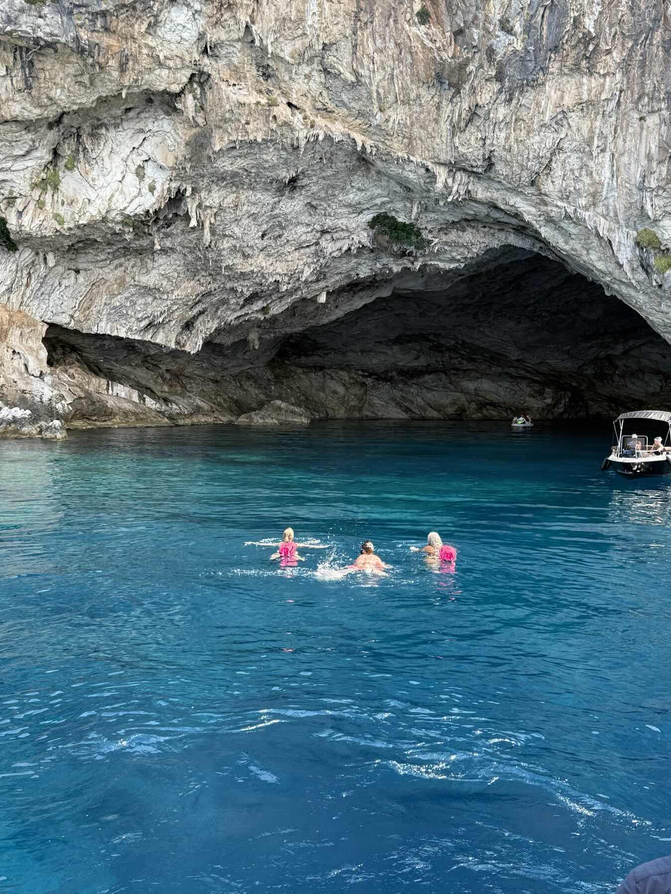 Cave swim & long lines lunch_C3F3F6F8-5992-427E-BB57-B29276A790D5