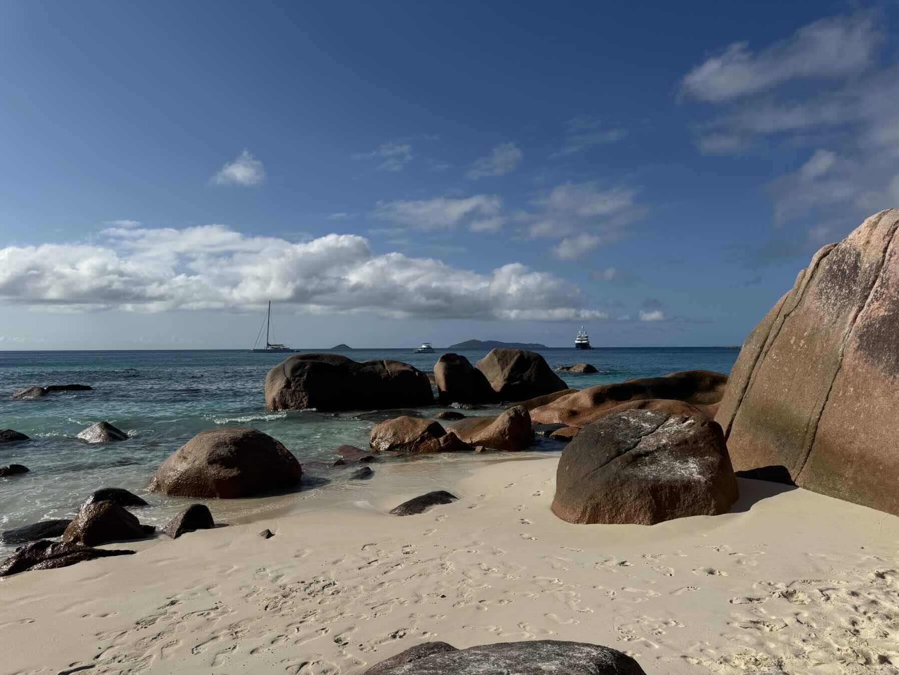 Seychelles inner island charter_5E1B098E-DACB-465D-B595-58ECF1F6F8D2