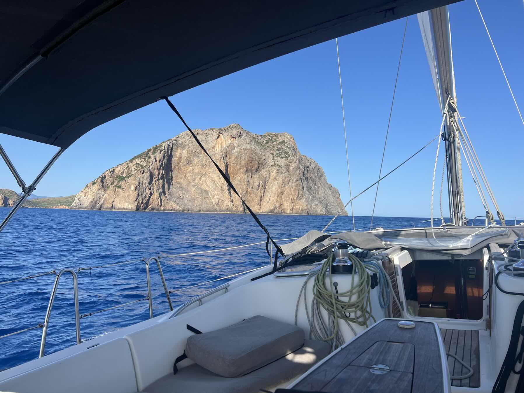 Close haul to marina_D275A527-12B2-4CBF-89EF-63A072319E57