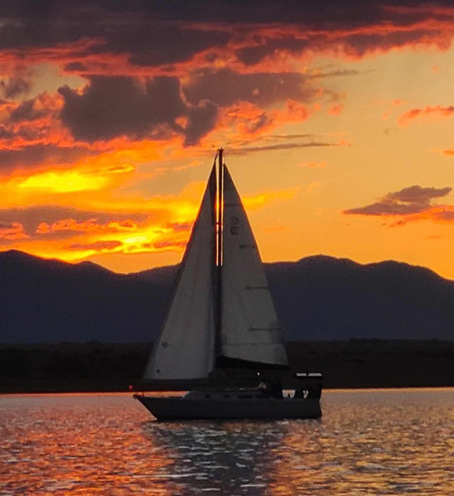 Sunset sail_24CD87E7-19B0-4274-87DD-615966B88005