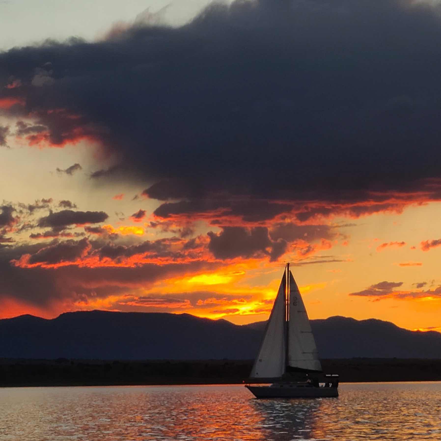 Sunset sail_951942F3-903E-4AD5-8FDF-60F9B4A5F164