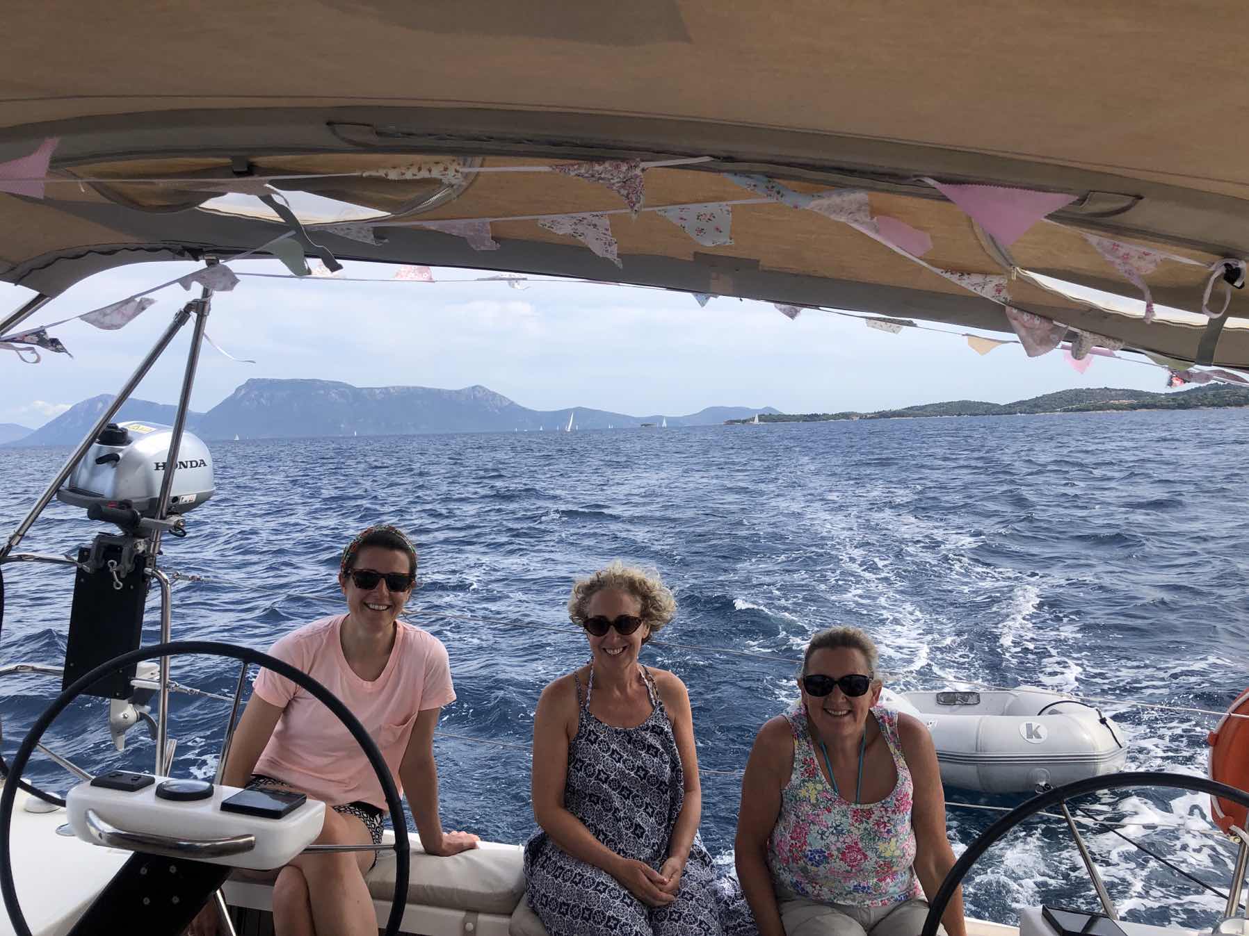 Running late, sails up ⛵️ _B7E9425F-F477-4F25-8D74-BEF0E94BEC74