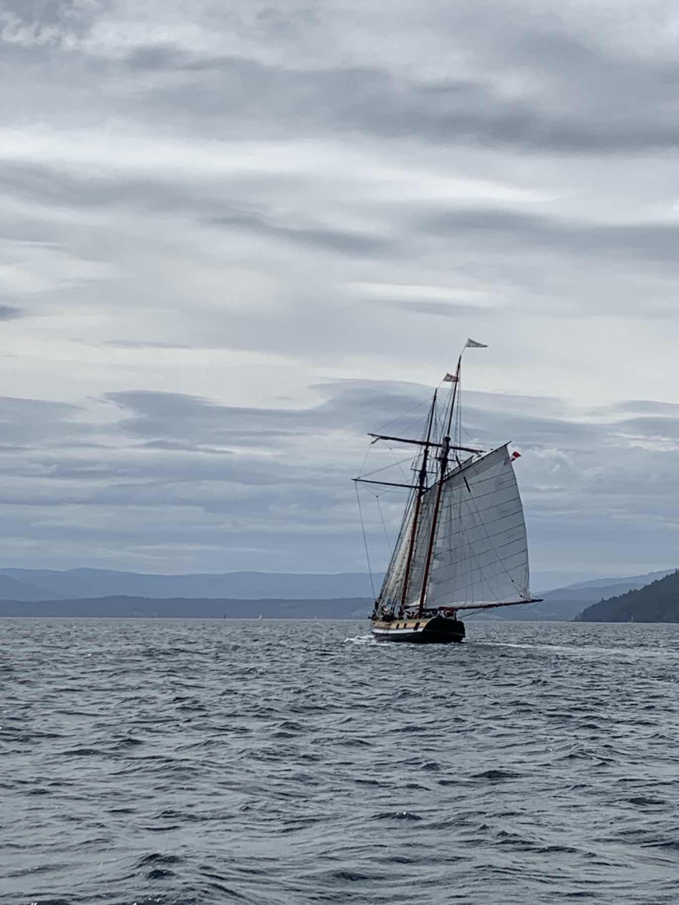 Sailing with friends_FB9806FA-F7F6-4514-B604-C3CF87CA6FBB