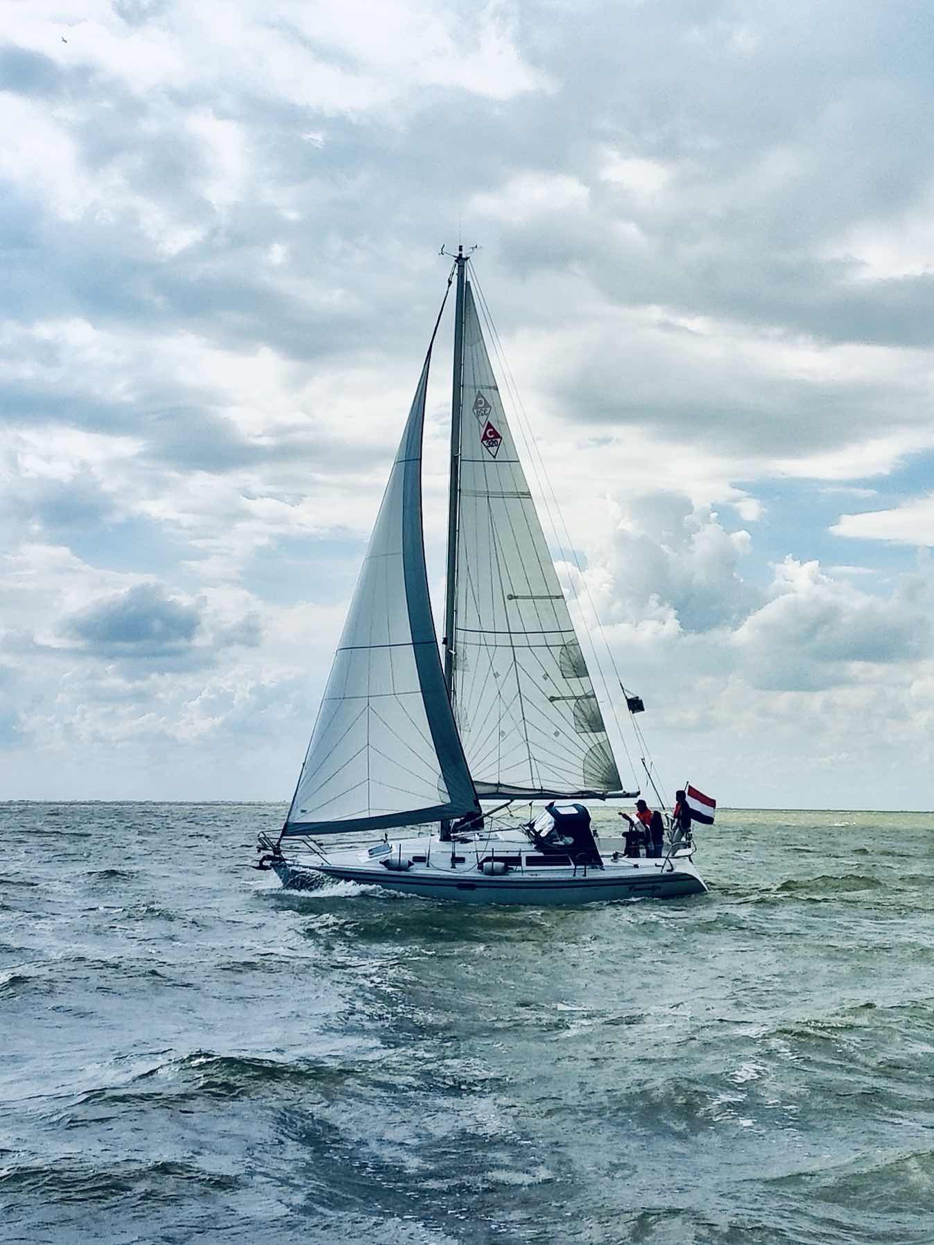 Sail on 2 boats_38937856-7F16-4DA5-93DA-BC8F2A44BBAE