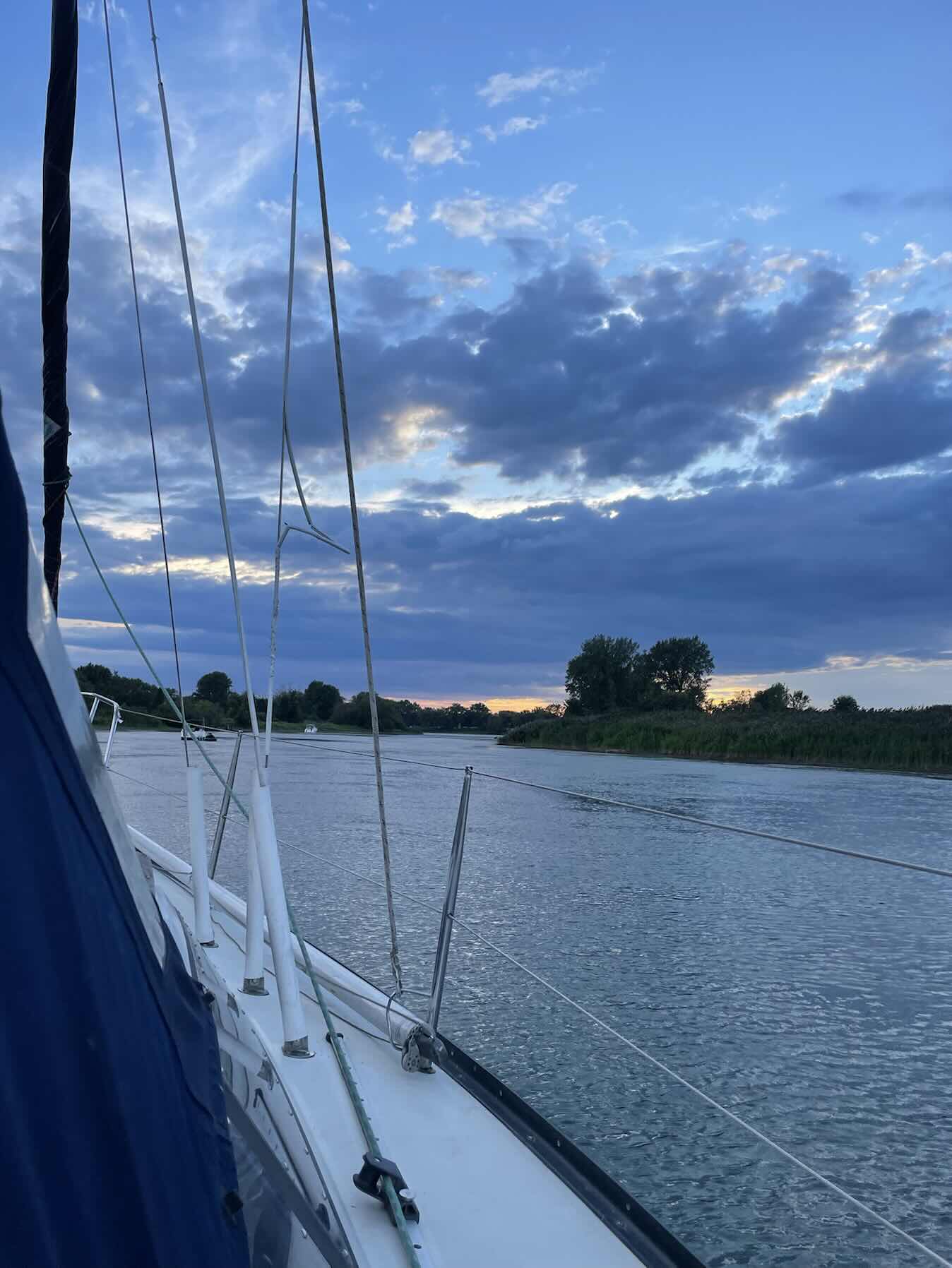 Vers l’Île aux asperges au grand largue 🤘🏻 avec les girlies _CAEDD158-070A-466E-9622-583472878BFE
