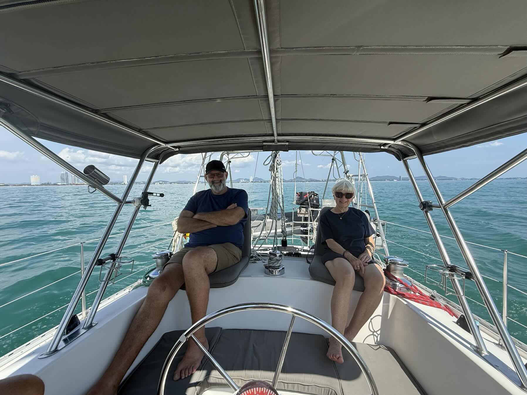 Sail with friends_D8F2F2FD-C9FD-4A07-8565-15180F05D1BC