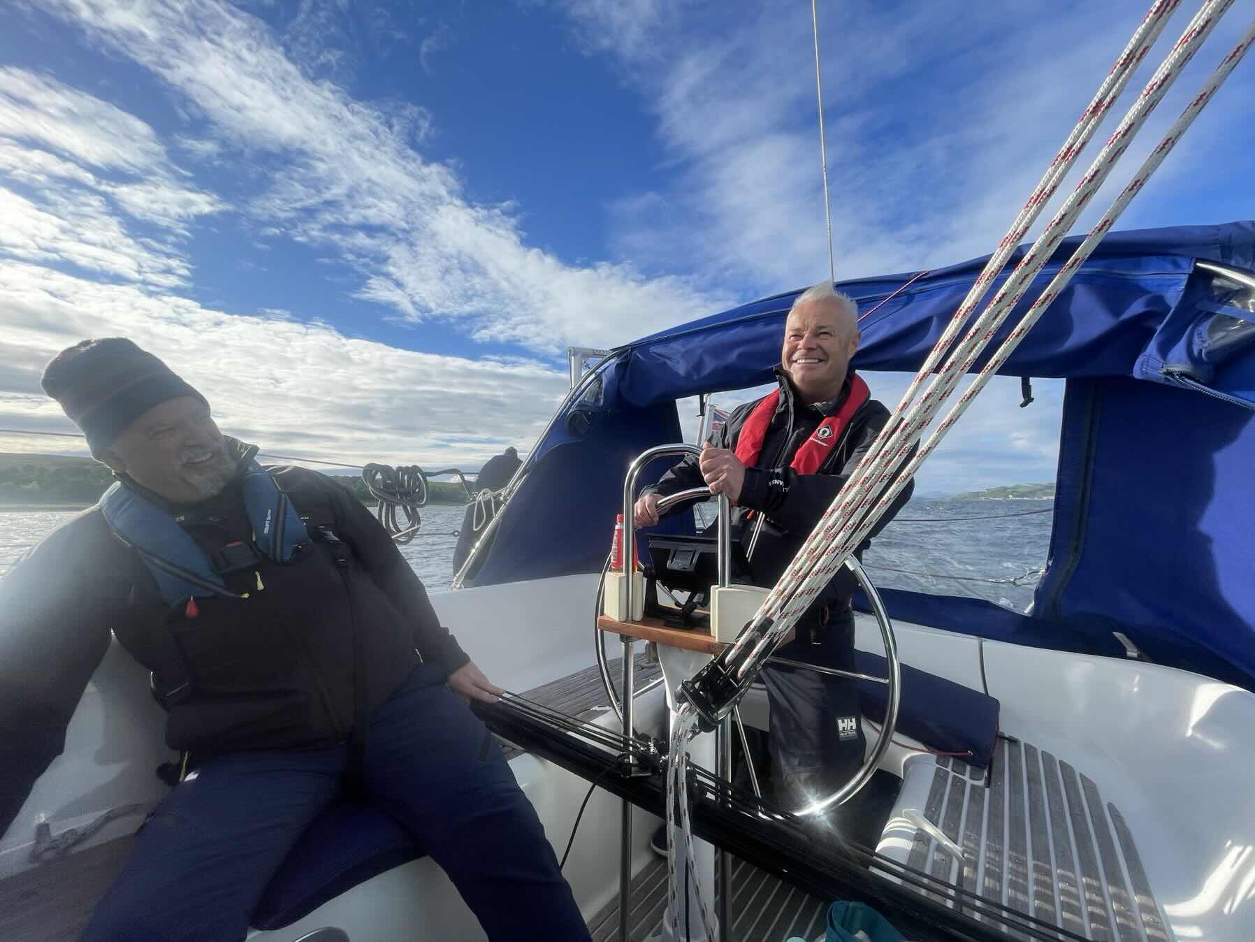 Monday night sail on Dipper ⛵️_17061796-A2E0-45C4-A04A-D44422AA8DDA