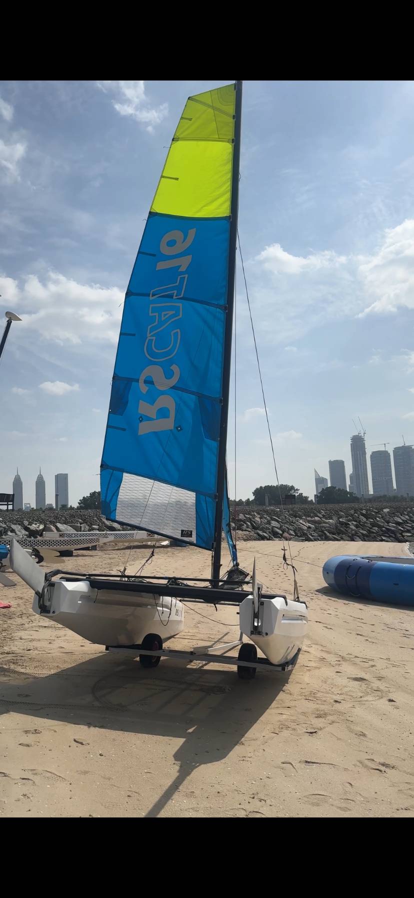 Small Cat sail in Dubai_7C40430E-3F00-417E-A0DF-777BCEDC0814