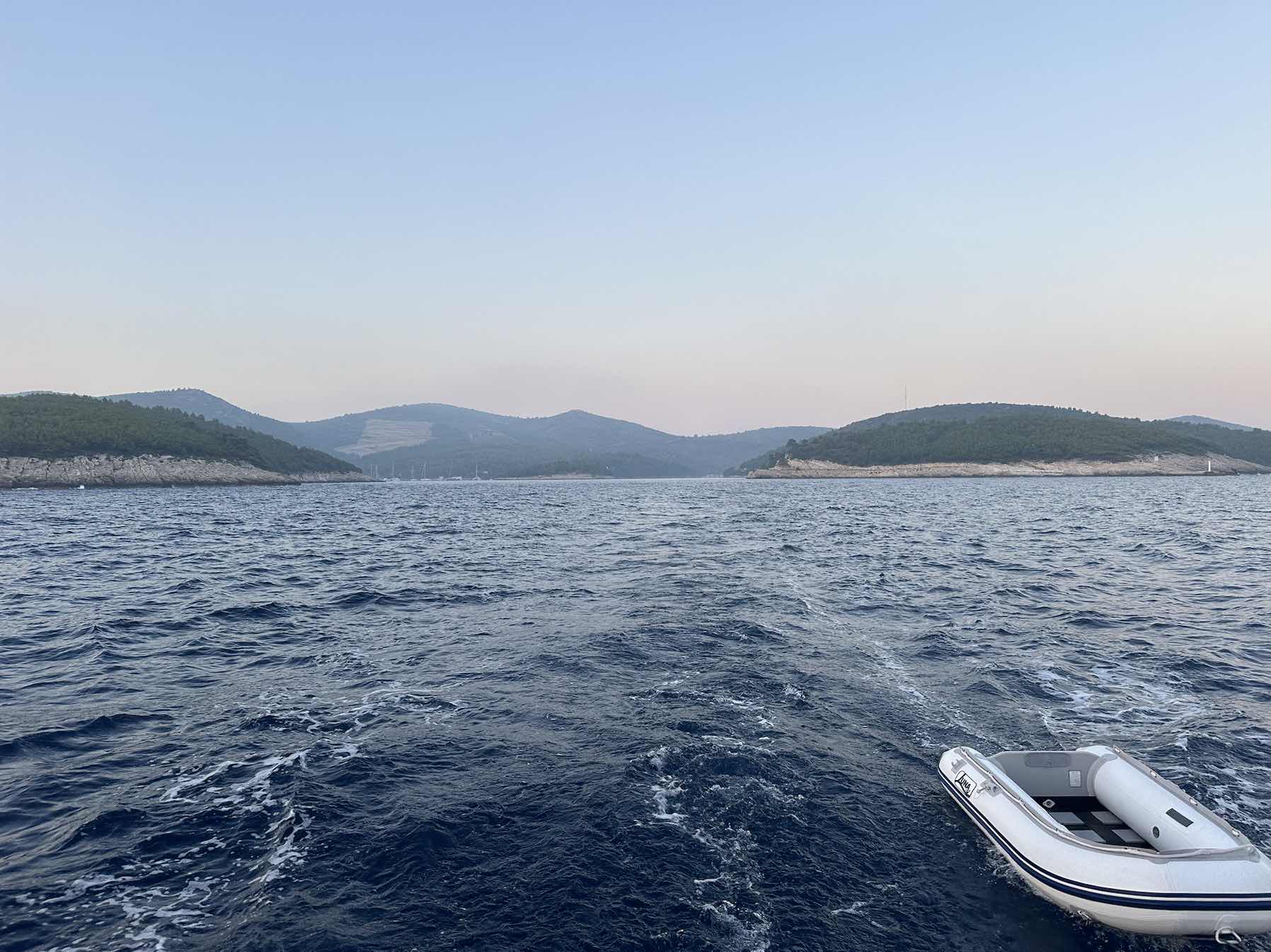 05:00 Fuel run -> Relaxing in a bay all day ⛽️🏊‍♂️_A8973246-632C-46A8-AE4C-8487724AA6BA
