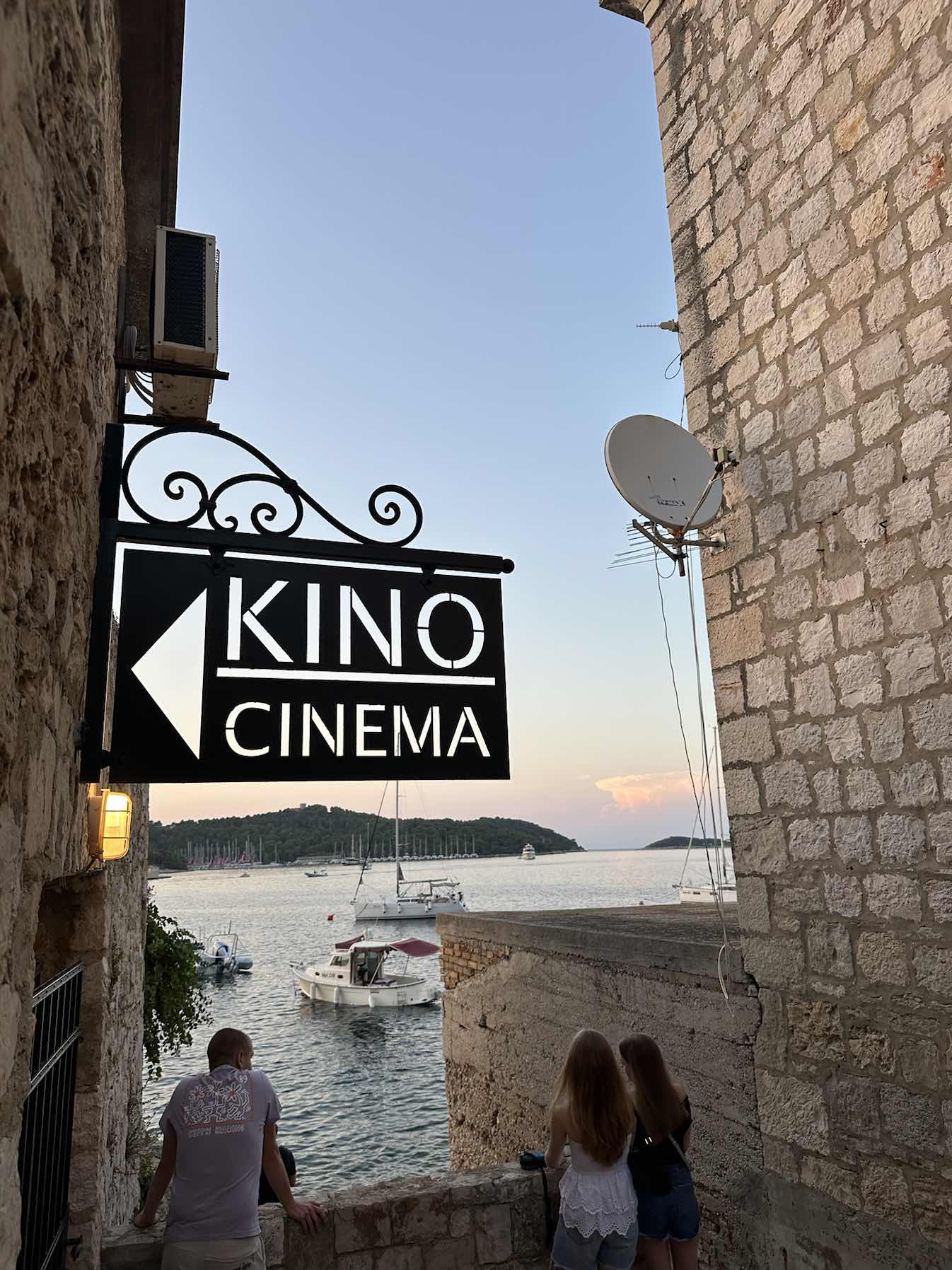 Vis Tour - 🛵🏝️🍷🐙🎥🎞️_0508EA31-AEA3-4392-A91F-1A4F7F7D4F8F