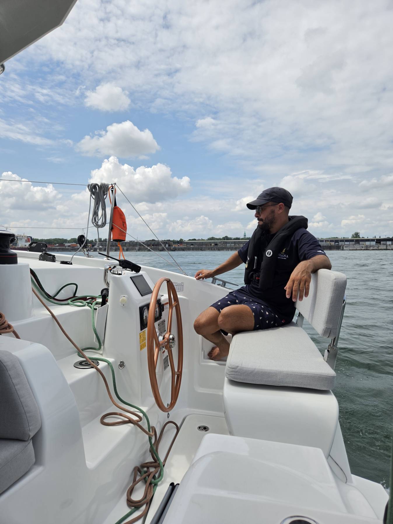 Introduction Catamaran_10C026AA-C792-4C6D-AD00-68173B0EE853