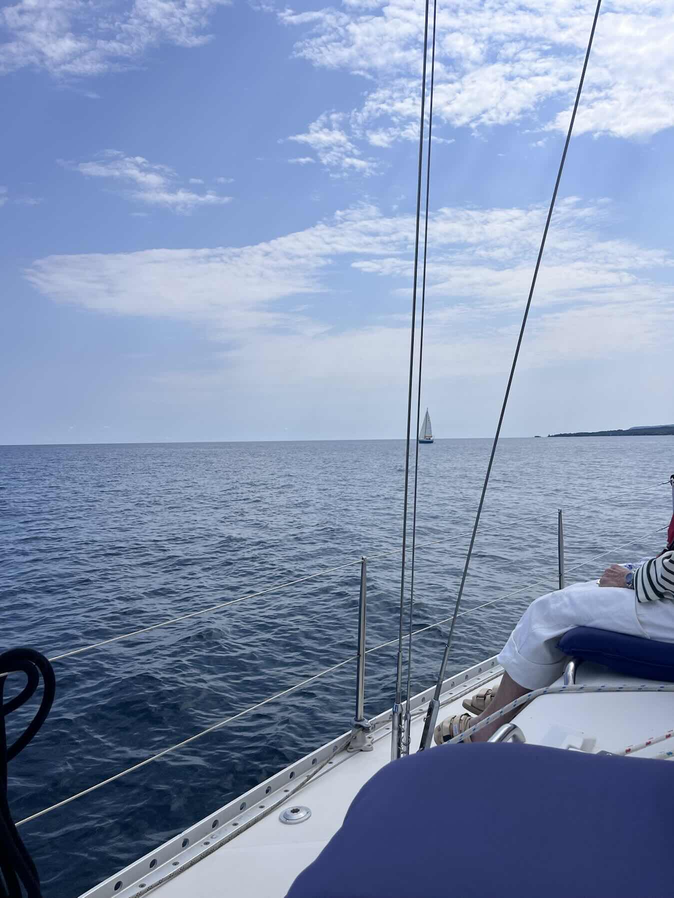 Discover sailing with friends._6B63096D-B913-4E06-958A-26DD22535323