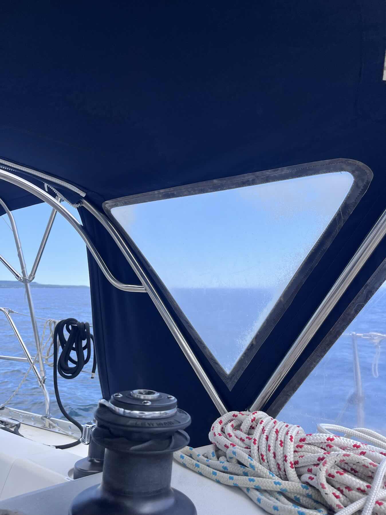 Discover sailing with friends._8B6CC217-317F-4D93-BA95-316BB668FFBD