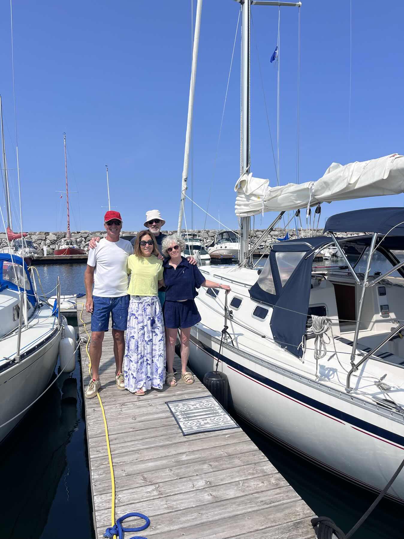Discover sailing with friends._CADD9B34-C12E-4340-A768-6F8A7450B8DE