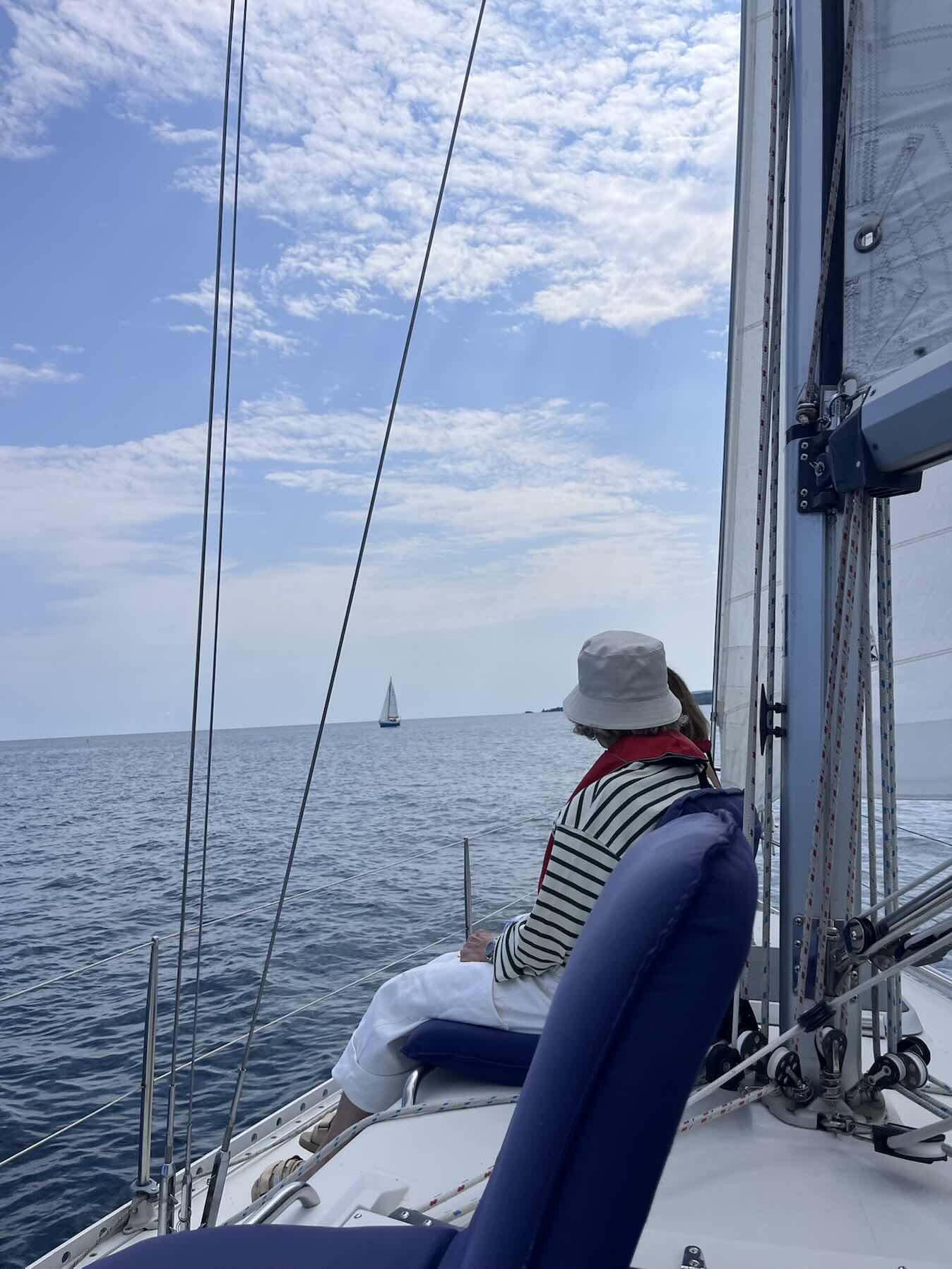 Discover sailing with friends._FCB2D5EF-6B07-4581-B73D-6D0CB2061C61