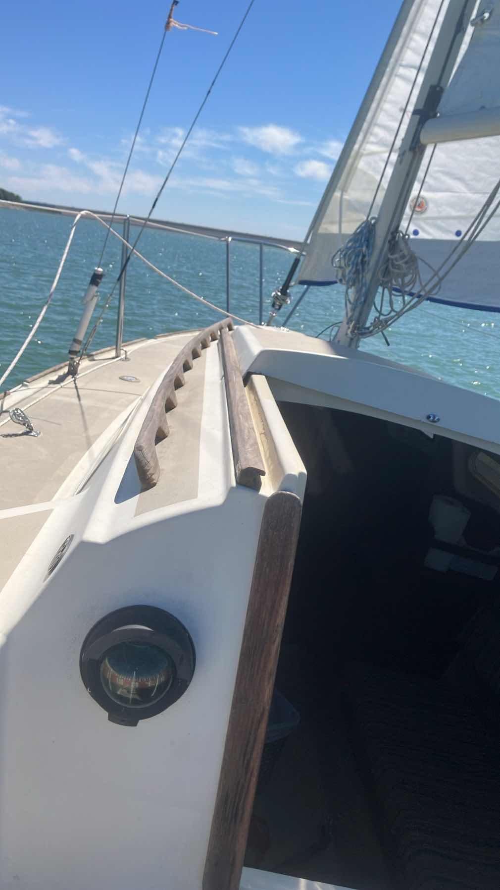Sailing solo_07111580-7B94-4E62-9E32-E2D5F26B0413