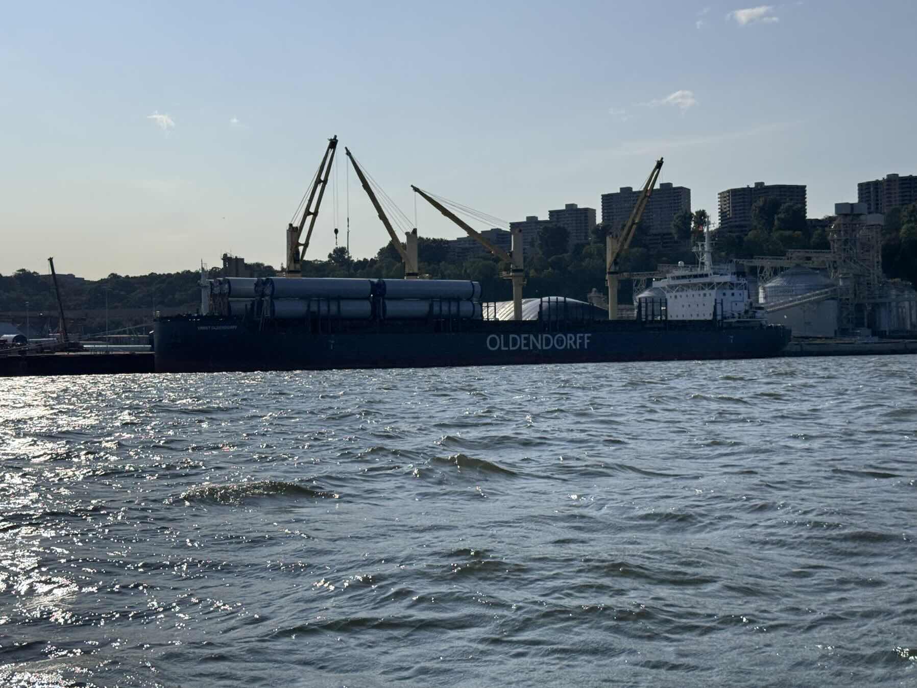Vers le pont (2e prise)_1005A4EA-10CC-46D5-861C-817E39DAB624