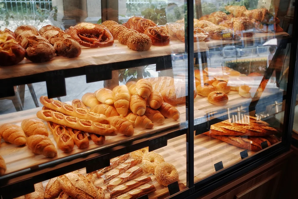 Vitrina de un comercio con comida del día