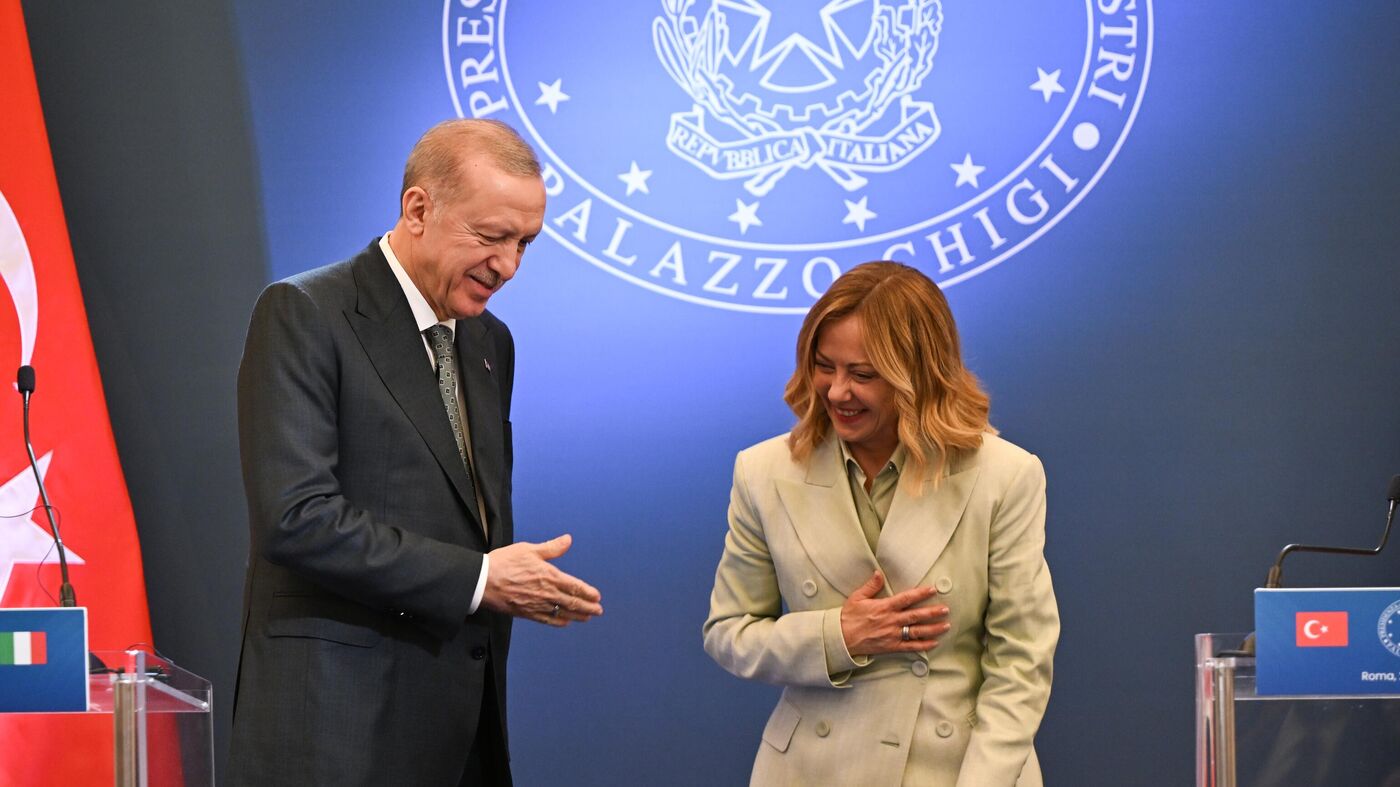 😊 Erdoğan ile Meloni Arasında Gülümseten An: “Sigarayı Bıraktırmam Lazım”