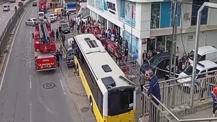 İstanbul Çekmeköy’de Otobüs Durağa Çarptı: Yaralı Yolcular Hastaneye Kaldırıldı