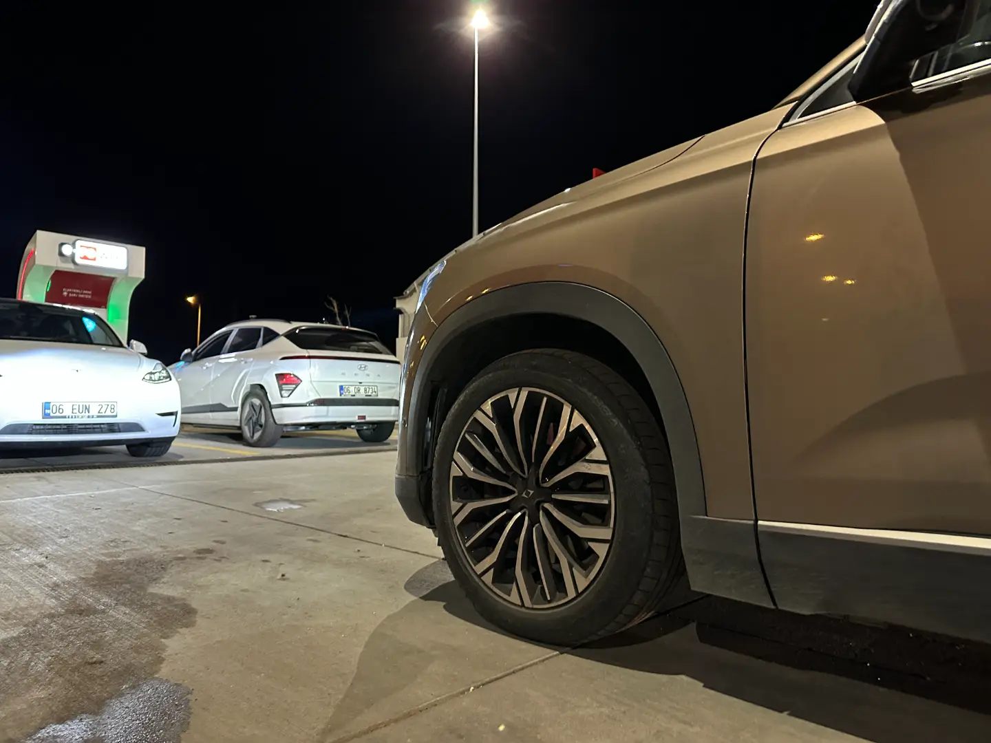 Ankara-Niğde Otoyolunda Elektrikli Araç Kabusu: Sürücüler Saatlerdir Yolda Mahsur!